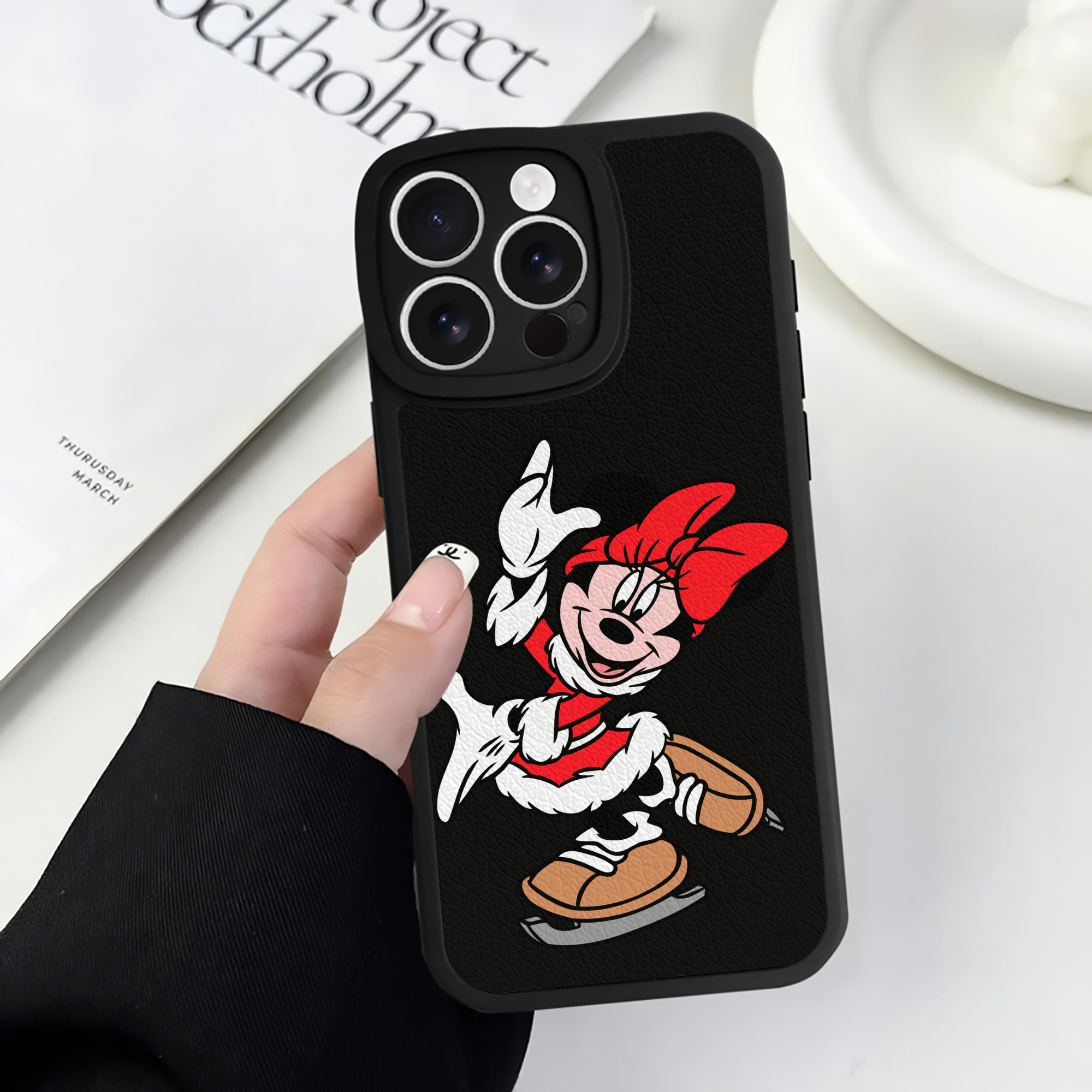 （画像用） ミッキーマウス Mickey Mouse 【iPhone 16シリーズ対応】シリコンスマホケース（レザー調） 材質：シリコン